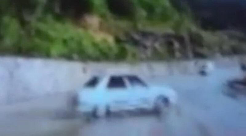 Düzce’de yağmur nedeniyle kayganlaşan yolda otomobiller çarpıştı: 4 yaralı – 2024